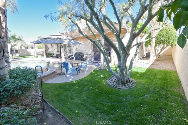 view of yard featuring a patio area, a fenced backyard, and a pergola