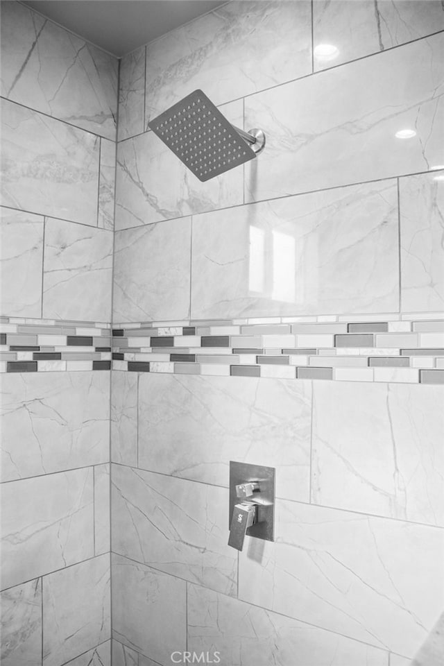 room details featuring a tile shower