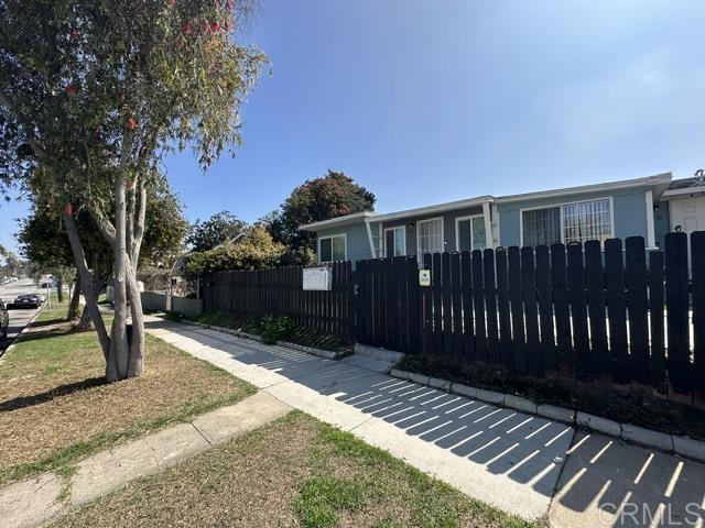 view of front facade with a fenced front yard