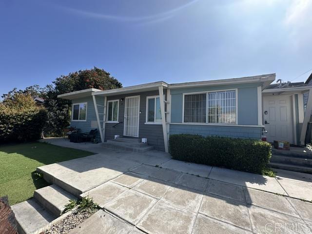 single story home with a front yard