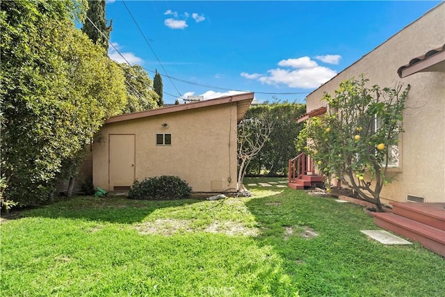 view of yard featuring an outbuilding