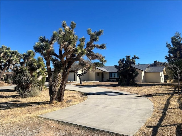 view of front facade with concrete driveway