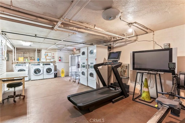 workout room with washer and clothes dryer and stacked washer / dryer