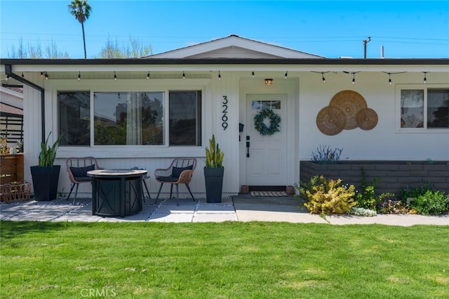 view of front facade with a front yard