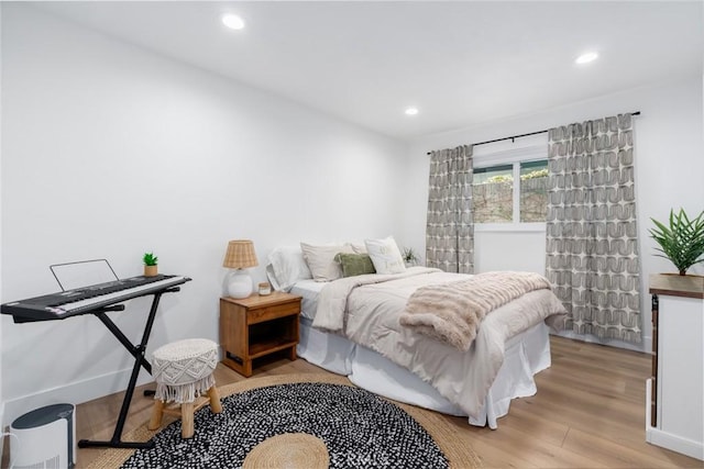 bedroom featuring light wood-style floors, recessed lighting, and baseboards
