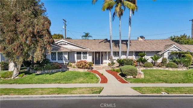 ranch-style home featuring a front lawn