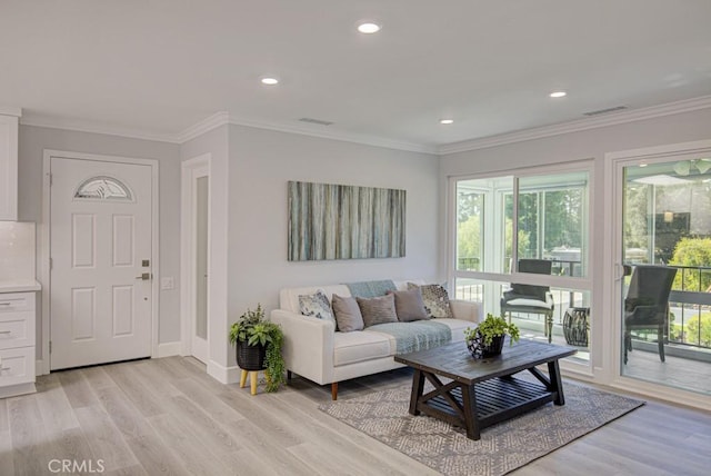 living room featuring crown molding, recessed lighting, visible vents, light wood-style flooring, and baseboards