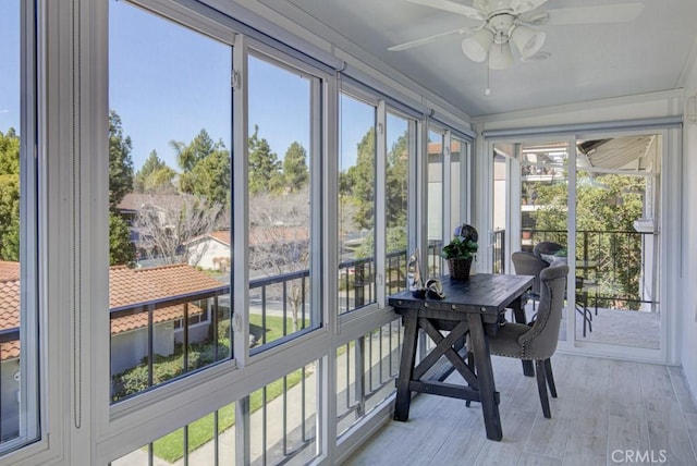 sunroom with ceiling fan