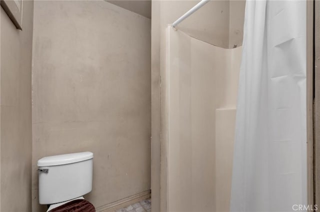 full bathroom featuring curtained shower and toilet