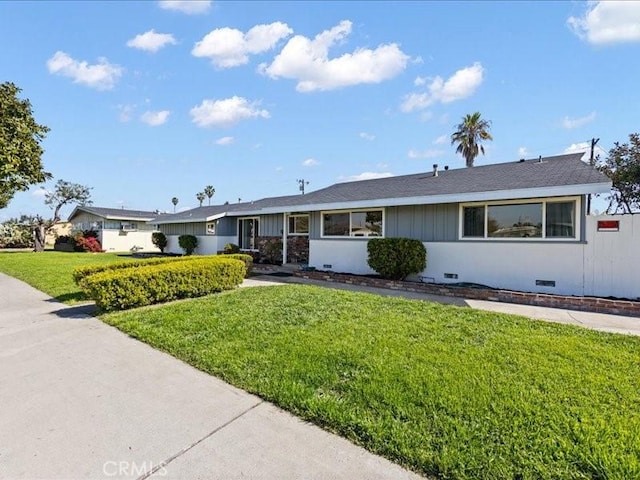 ranch-style house featuring crawl space and a front lawn