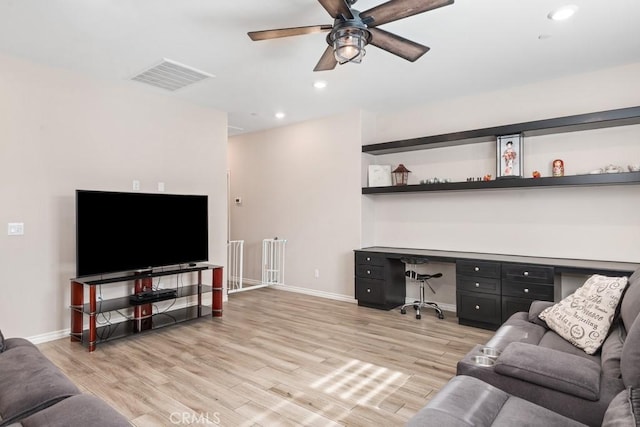 living area featuring light wood finished floors, baseboards, visible vents, and recessed lighting