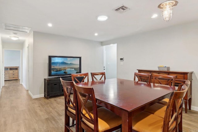 dining space featuring light wood-style flooring, recessed lighting, visible vents, and baseboards