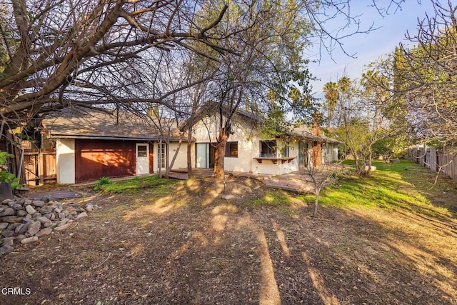 view of front of house featuring fence and a front lawn