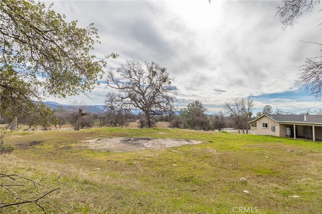 view of yard with a mountain view