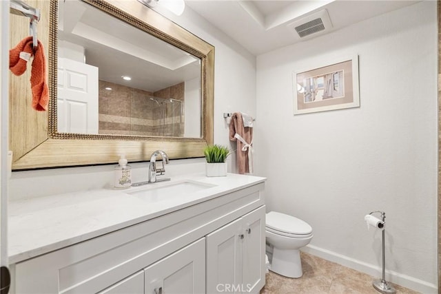 full bath with visible vents, toilet, a tile shower, vanity, and baseboards