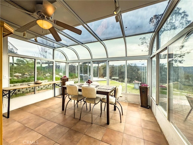 sunroom featuring a ceiling fan