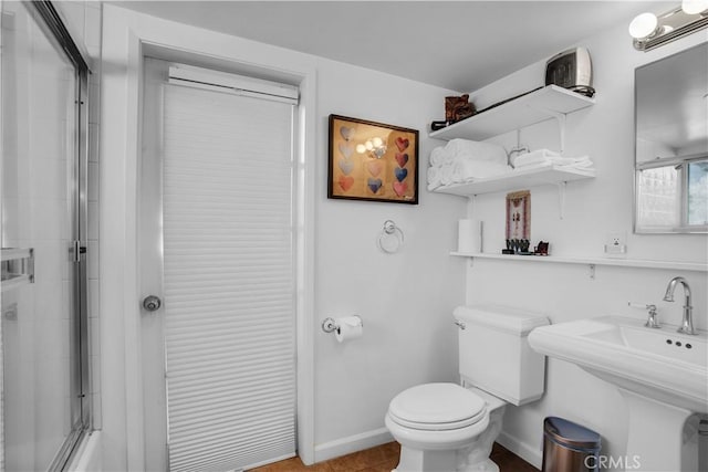 full bath with baseboards, a sink, toilet, and an enclosed shower