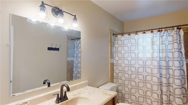 full bathroom featuring curtained shower, vanity, and toilet