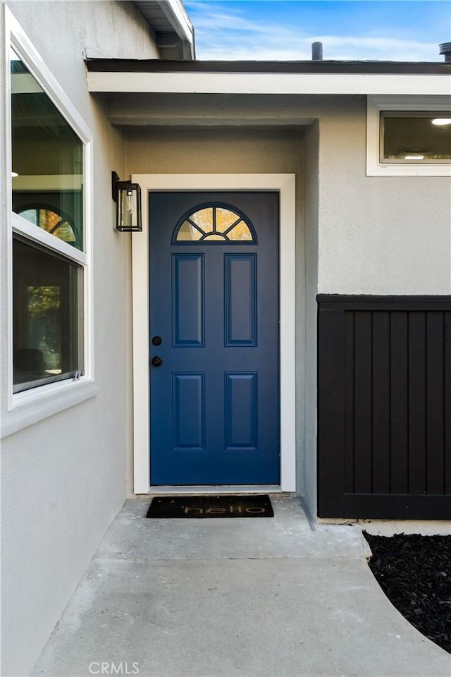 property entrance featuring stucco siding