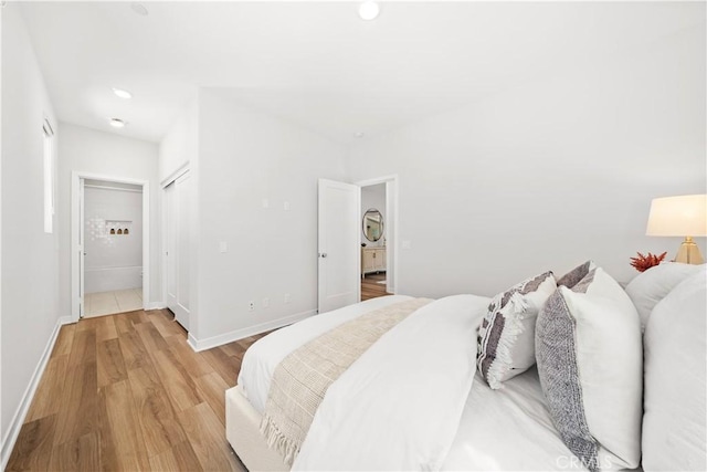 bedroom featuring light wood-style floors, baseboards, connected bathroom, and recessed lighting