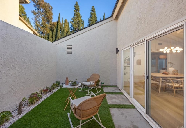 view of yard featuring a patio