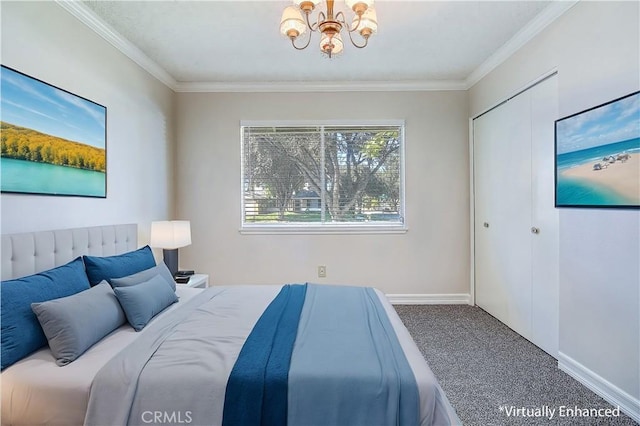 bedroom featuring carpet, a closet, ornamental molding, a chandelier, and baseboards