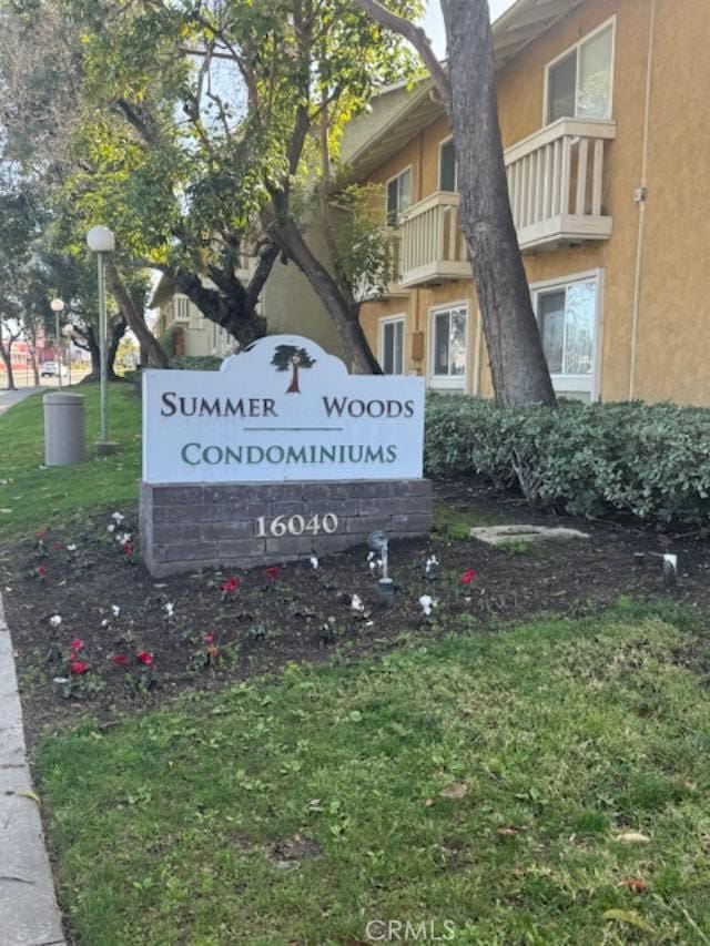 community sign with a lawn