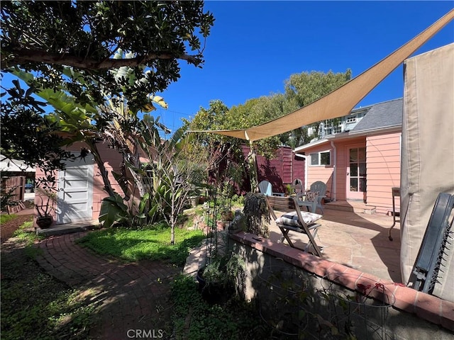 view of yard featuring a patio area