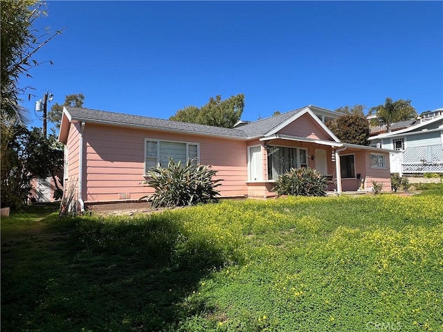 single story home with a front lawn