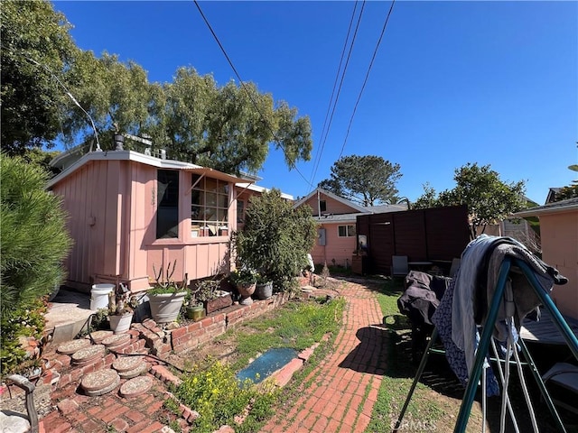 view of yard with an outdoor structure