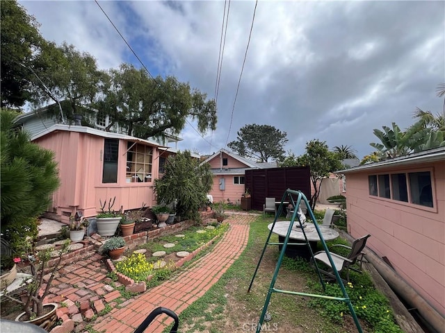 view of yard featuring an outbuilding