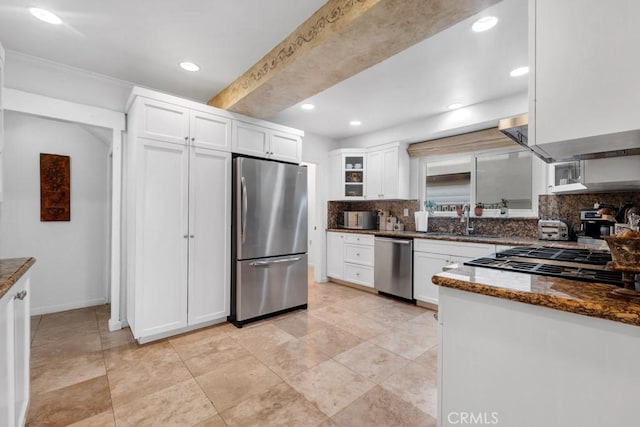 kitchen featuring decorative backsplash, a sink, stainless steel appliances, recessed lighting, and white cabinetry