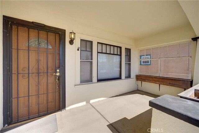 view of exterior entry with stucco siding