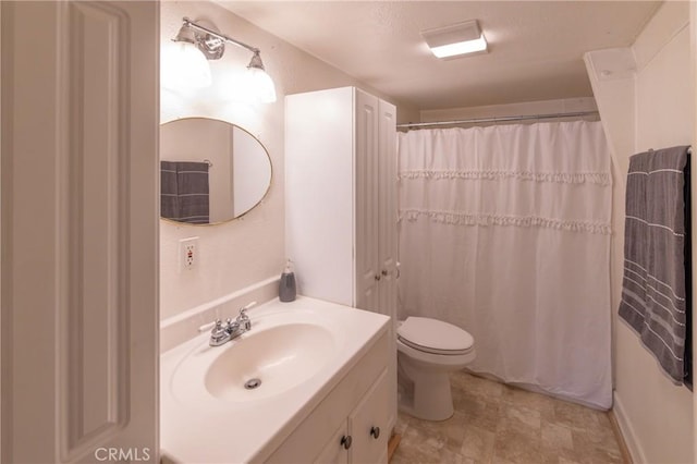 bathroom featuring a shower with curtain, vanity, and toilet