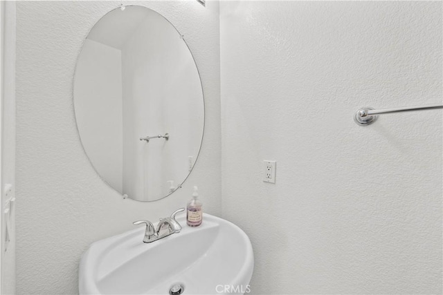 bathroom featuring a sink