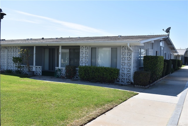 view of front of house with a front lawn