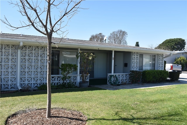 ranch-style house featuring a front yard