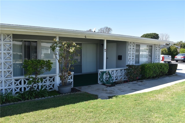 view of front of house with a porch and a front yard