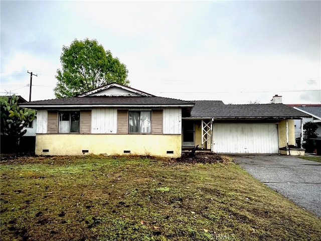 single story home featuring driveway, crawl space, and a front yard