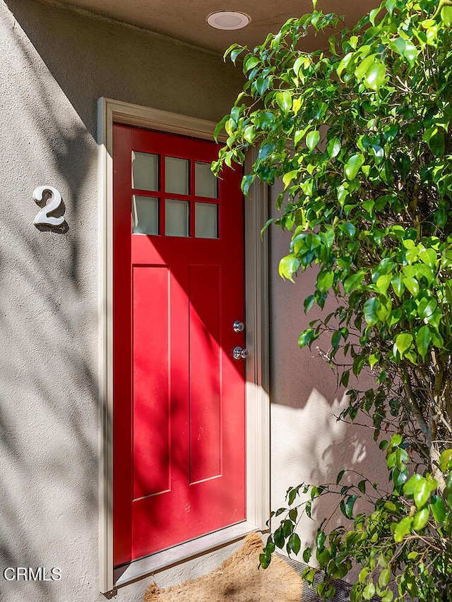 view of exterior entry featuring stucco siding