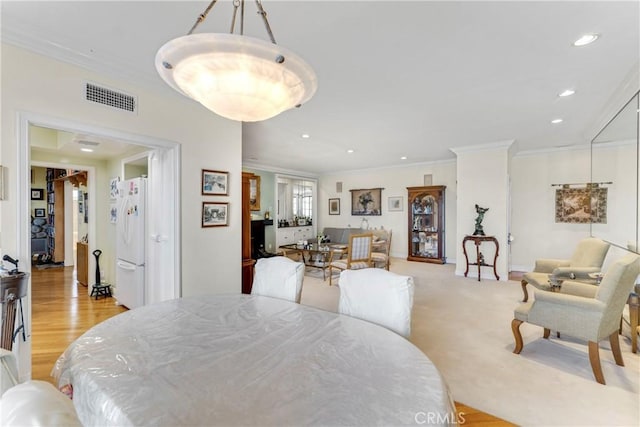 dining space with visible vents, crown molding, and recessed lighting