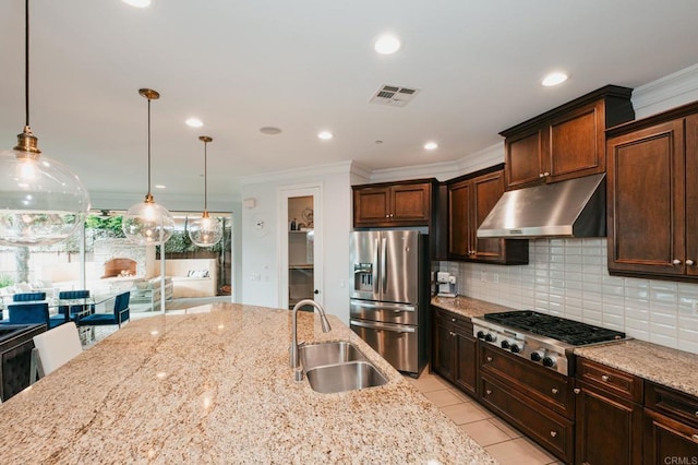 kitchen with stainless steel appliances, visible vents, decorative backsplash, a sink, and under cabinet range hood