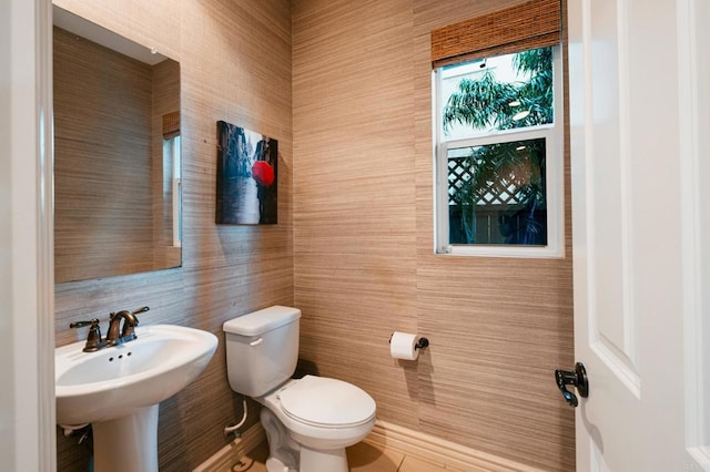 bathroom featuring a sink and toilet