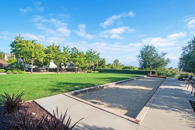 view of property's community featuring a lawn