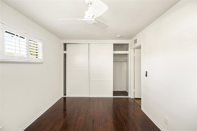 unfurnished bedroom featuring a ceiling fan, a closet, baseboards, and wood finished floors