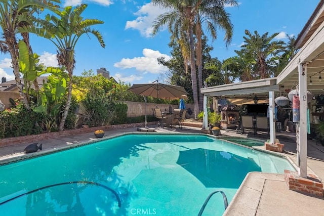 view of pool featuring a pool with connected hot tub, outdoor dining space, fence, and a patio