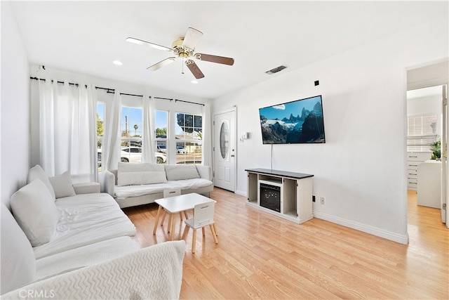 living room featuring recessed lighting, visible vents, light wood-style floors, a ceiling fan, and baseboards