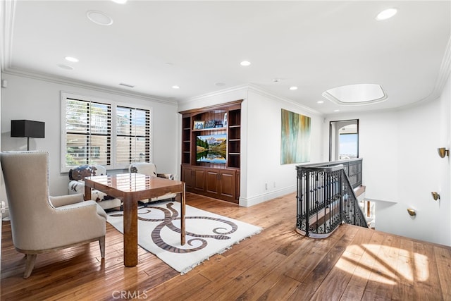 dining area featuring recessed lighting, light wood-style floors, crown molding, and baseboards