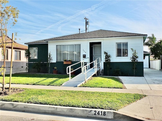 bungalow-style house featuring a front lawn