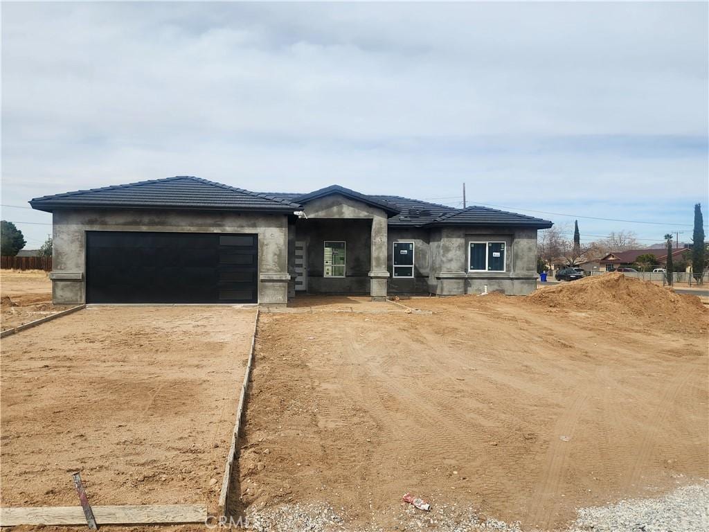 view of front of property featuring a garage and driveway